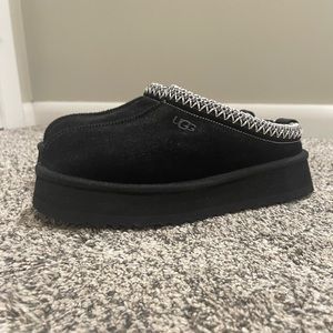 EUC Black Tazz UGG slippers